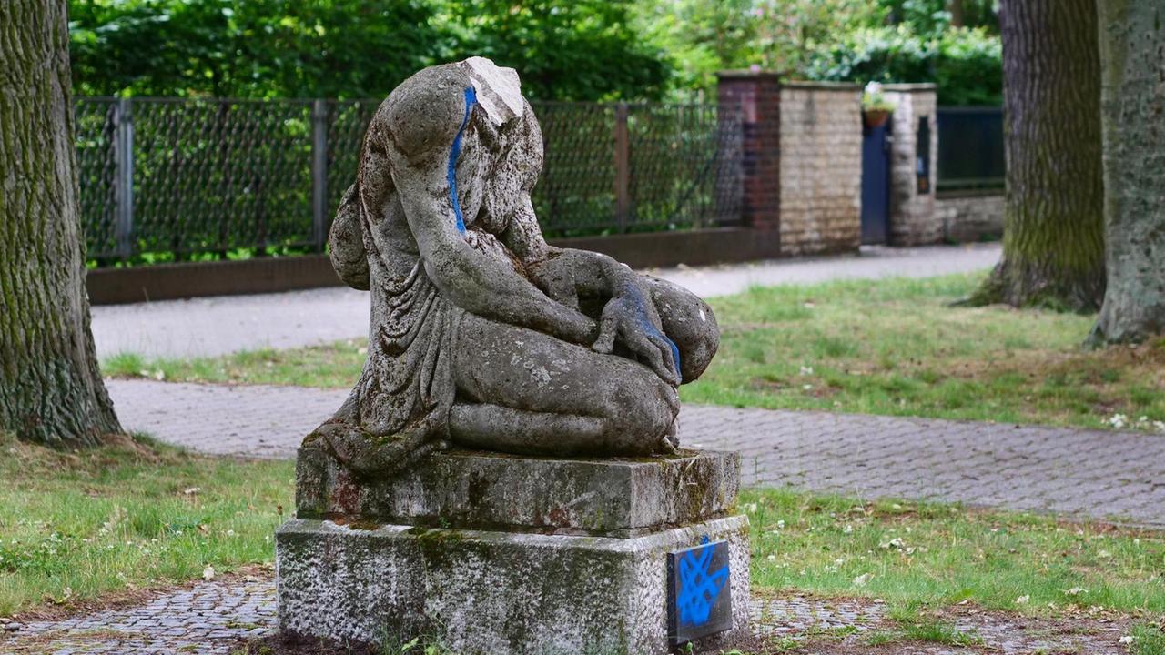 Die beschädigte Skulptur "Hockende Negerin" von Arminius Hasemann in Berlin-Zehlendorf, der der Kopf abgeschlagen und entfernt wurde. Die beschädigte Skulptur "Hockende Negerin" von Arminius Hasemann in Berlin-Zehlendorf, der der Kopf abgeschlagen und entfernt wurde.