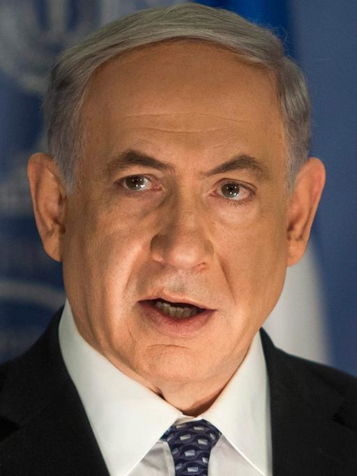 Benjamin Netanjahu spricht in ein Mikrofon.