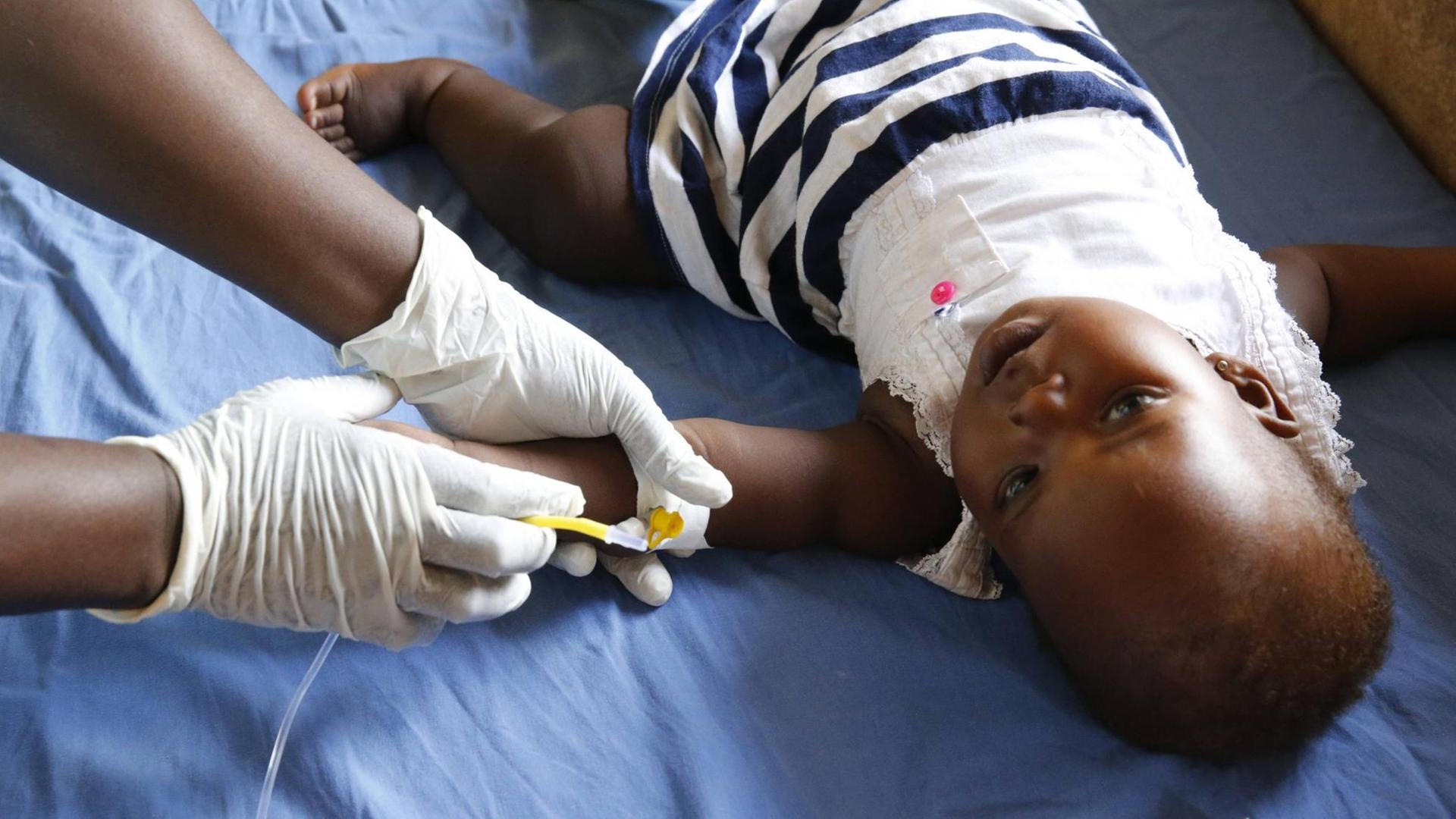 Ein Kind leidet an Malaria, Aufnahme aus Bweyale, Uganda Ein Kind leidet an Malaria, Aufnahme aus Bweyale, Uganda