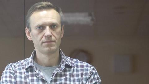 Der russische Oppositionelle Alexej Nawalny in Moskau vor Gericht hinter einer Glasscheibe (Feburar 2021).