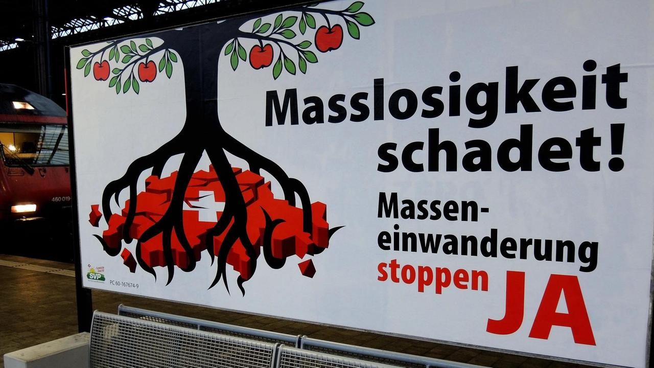 Ein Poster der Schweizerischen Volkspartei (SVP) gegen "Masseneinwanderung" steht am 4. Januar 2014 auf dem Bahnhof SBB in Basel. "Masseneinwanderung stoppen", fordern Rechtspopulisten. Verträge mit der EU sollen geändert werden. Foto: Thomas Burmeister/dpa (zu dpa "Deutsche als Buhmänner - Schweizer streiten über «Masseneinwanderung»" vom 04.01.2013) | Ein Poster der Schweizerischen Volkspartei (SVP) gegen "Masseneinwanderung" steht am 4. Januar 2014 auf dem Bahnhof SBB in Basel. "Masseneinwanderung stoppen", fordern Rechtspopulisten. Verträge mit der EU sollen geändert werden. Foto: Thomas Burmeister/dpa (zu dpa "Deutsche als Buhmänner - Schweizer streiten über «Masseneinwanderung»" vom 04.01.2013) |