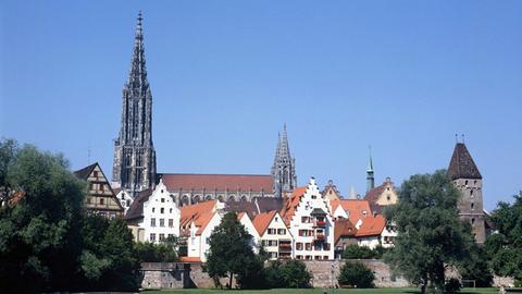 Blick auf die Stadt Ulm an der Donau, im Hintergrund das Ulmer Münster.