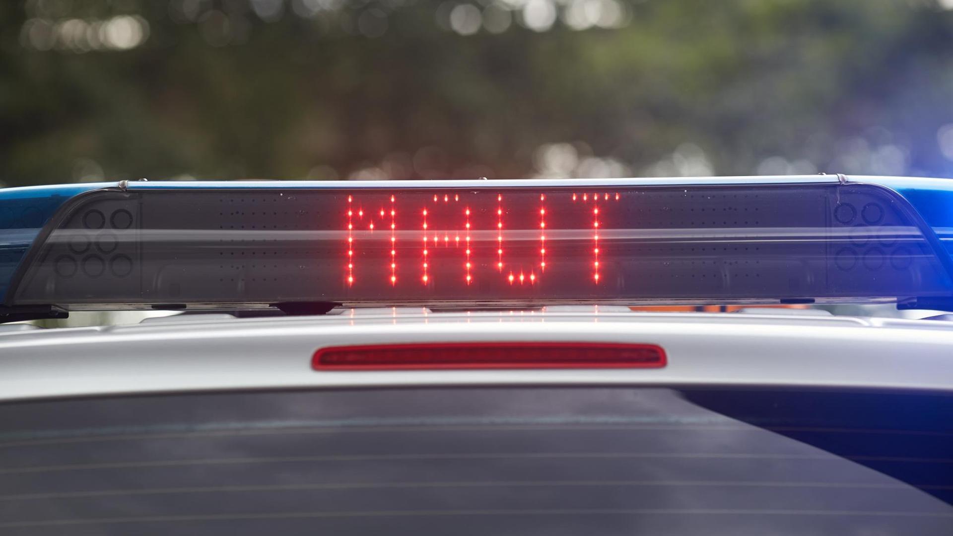 Das Wort «Maut» ist in der Signaleinrichtung eines Fahrzeugs des Bundesamts für Güterverkehr (BAG) am 09.06.2015 in Koblenz (Rheinland-Pfalz) bei einem Pressetermin des Mautbetreibers «Toll Collect» zu lesen. Toll Collect informierte über Neuerungen bei der Maut. Foto: Thomas Frey/dpa Das Wort «Maut» ist in der Signaleinrichtung eines Fahrzeugs des Bundesamts für Güterverkehr (BAG) am 09.06.2015 in Koblenz (Rheinland-Pfalz) bei einem Pressetermin des Mautbetreibers «Toll Collect» zu lesen. Toll Collect informierte über Neuerungen bei der Maut. Foto: Thomas Frey/dpa