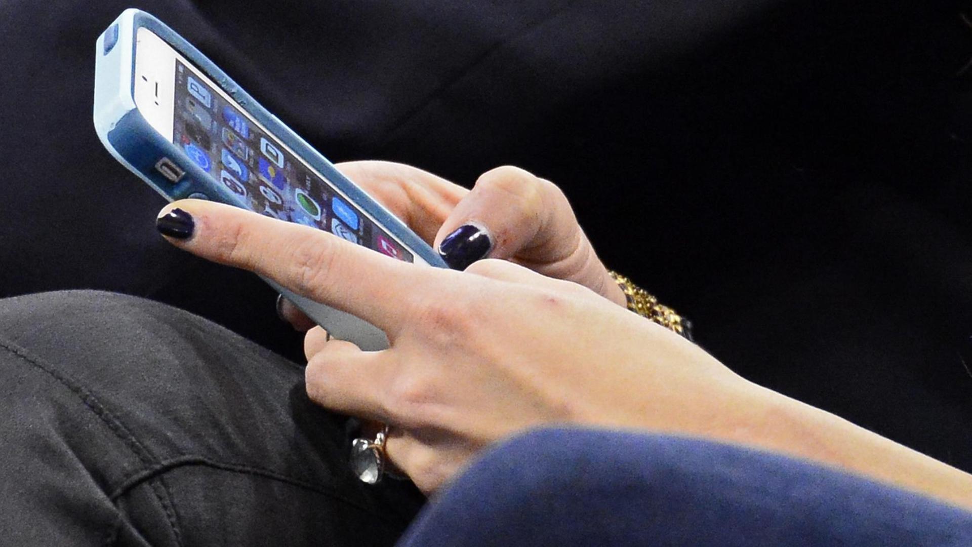 Zwei Hände halten ein Smartphone. Zwei Hände halten ein Smartphone.