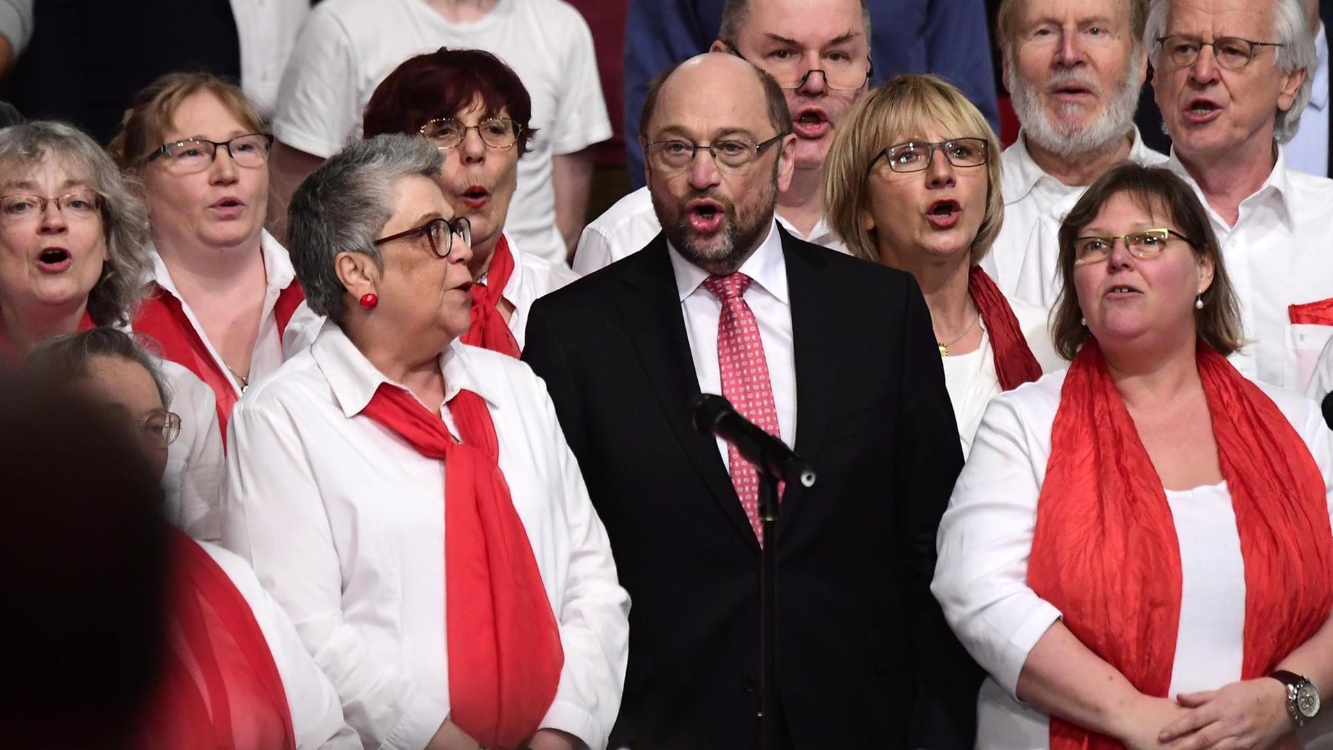 Der neue SPD-Vorsitzende Martin Schulz singt gemeinsam mit einem Chor.