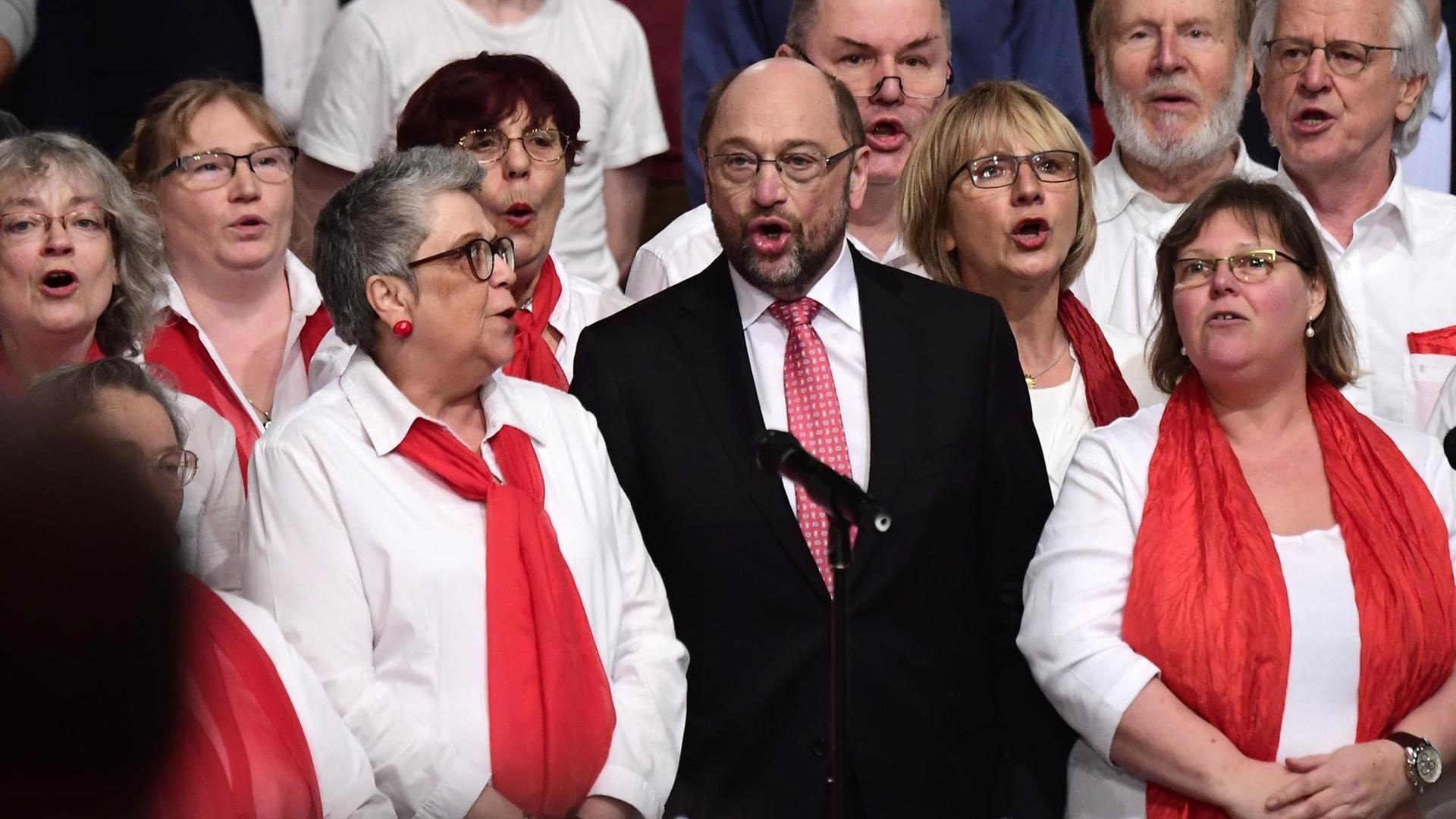 Der neue SPD-Vorsitzende Martin Schulz singt gemeinsam mit einem Chor. Der neue SPD-Vorsitzende Martin Schulz singt gemeinsam mit einem Chor.