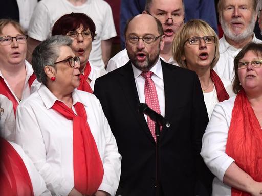 Der neue SPD-Vorsitzende Martin Schulz singt gemeinsam mit einem Chor.