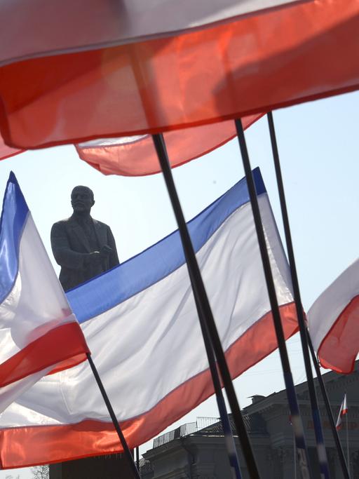 Fahnen der autonomen Republik Krim wehen auf dem Lenin-Platz in Simferopol auf der ukrainischen Halbinsel Krim.