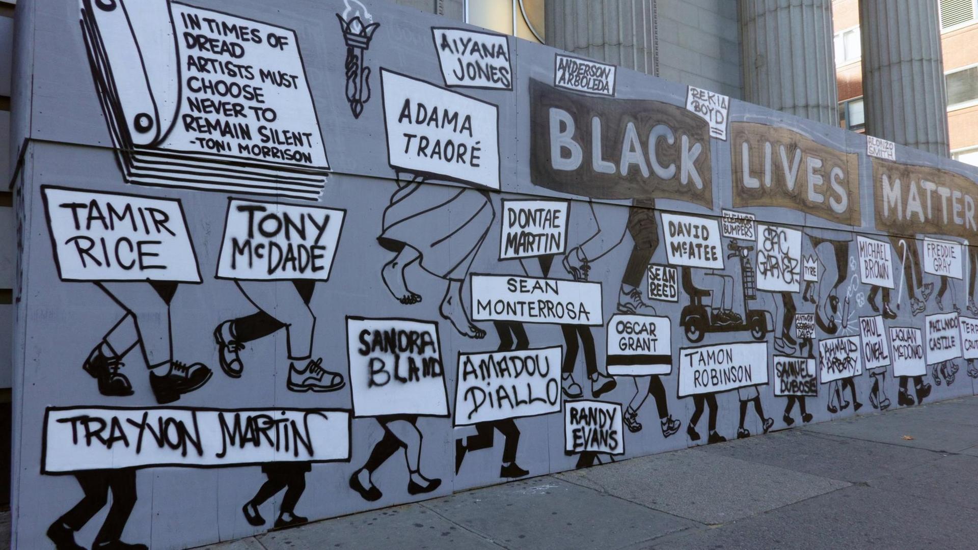 Ein Straßenkunstwerk in New York zu "Black Lives Matter" nennt durch Polizeigewalt Getötete, unter anderen Oscar Grant und Eric Garner. Ein Straßenkunstwerk in New York zu "Black Lives Matter" nennt durch Polizeigewalt Getötete, unter anderen Oscar Grant und Eric Garner.