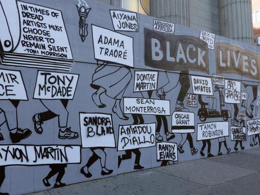 Ein Straßenkunstwerk in New York zu "Black Lives Matter" nennt durch Polizeigewalt Getötete, unter anderen Oscar Grant und Eric Garner.
