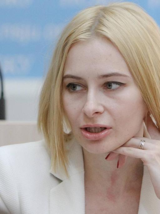 Die ukrainische Journalistin Maria Warfolomejewa (Mariya Varfolomeyeva) war mehr als ein Jahr in der Gefangenschaft von Rebellen. Sie wurde Anfang März 2016 freigelassen. Soie spricht auf einer Pressekonferenz am 16. März 2016 in Kiew.