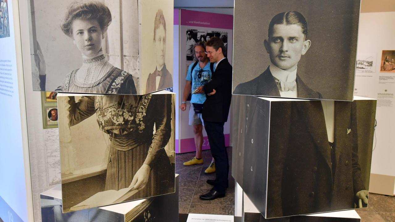 In der Ausstellung «Leben nach Luther. Eine Kulturgeschichte des evangelischen Pfarrhauses» sind 2016 im Lutherhaus in Eisenach verschiedene Erscheinungsbilder von Pfarrer und Pfarrfrau aus der Zeit von 1900 bis 1910 zu sehen. Diese werden in Form von mehrseitig bedruckten Würfeln mit entsprechenden schwarz-weiß Fotografien präsentiert. In der Ausstellung «Leben nach Luther. Eine Kulturgeschichte des evangelischen Pfarrhauses» sind 2016 im Lutherhaus in Eisenach verschiedene Erscheinungsbilder von Pfarrer und Pfarrfrau aus der Zeit von 1900 bis 1910 zu sehen. Diese werden in Form von mehrseitig bedruckten Würfeln mit entsprechenden schwarz-weiß Fotografien präsentiert.
