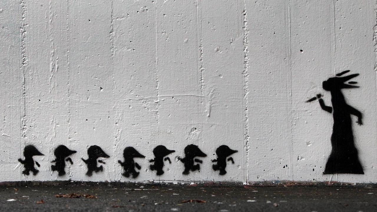 Ein Graffito in einer Fußgängerunterführung in Lohr am Main zeigt die Märchenfigur Schneewittchen, wie sie die sieben Zwerge mit einem Messer in der Hand verfolgt. Inspiriert wurde der unbekannte Künstler vermutlich von der Diskussion um eine moderne Schneewittchen-Skulptur, die in der Stadt aufgestellt wird. Ein Graffito in einer Fußgängerunterführung in Lohr am Main zeigt die Märchenfigur Schneewittchen, wie sie die sieben Zwerge mit einem Messer in der Hand verfolgt. Inspiriert wurde der unbekannte Künstler vermutlich von der Diskussion um eine moderne Schneewittchen-Skulptur, die in der Stadt aufgestellt wird.