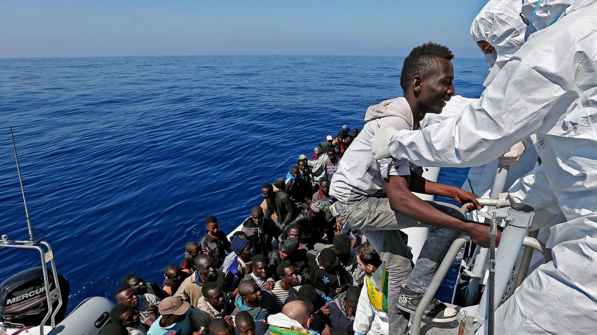 Gerettet Flüchtlinge im Mittelmeer Gerettet Flüchtlinge im Mittelmeer