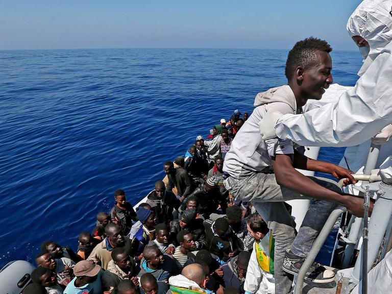 Gerettet Flüchtlinge im Mittelmeer