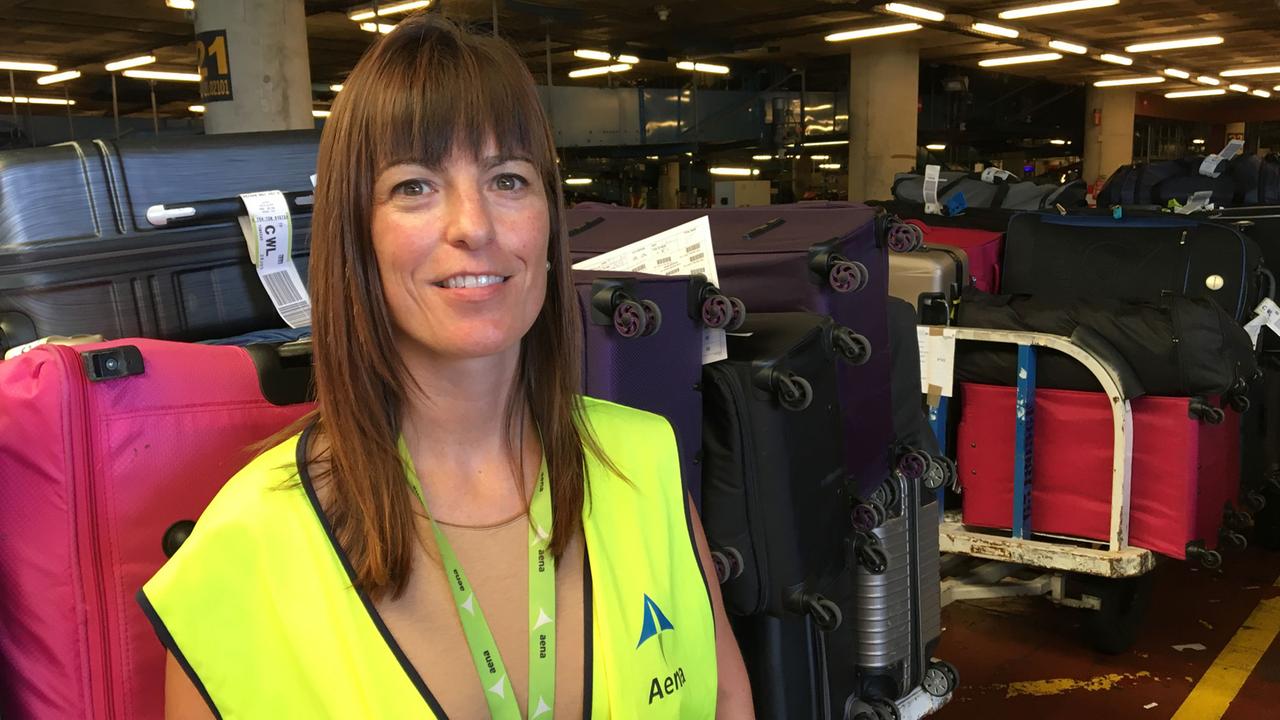 Mar Badia von der Flughafenbetreibergesellschaft Aena bei der Gepäckabfertigung am Flughafen Palma Mar Badia von der Flughafenbetreibergesellschaft Aena bei der Gepäckabfertigung am Flughafen Palma
