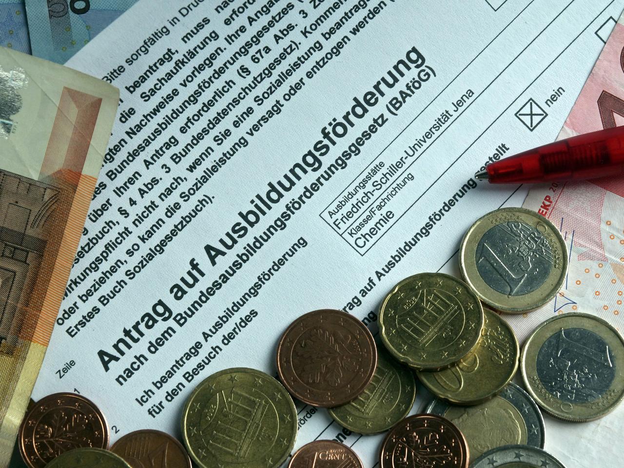 Formular für den Antrag auf Ausbildungsförderung nach dem Bundesausbildungsförderungsgesetz (BAföG), aufgenommen am 15.11.2012 in Jena. Formular für den Antrag auf Ausbildungsförderung nach dem Bundesausbildungsförderungsgesetz (BAföG), aufgenommen am 15.11.2012 in Jena.