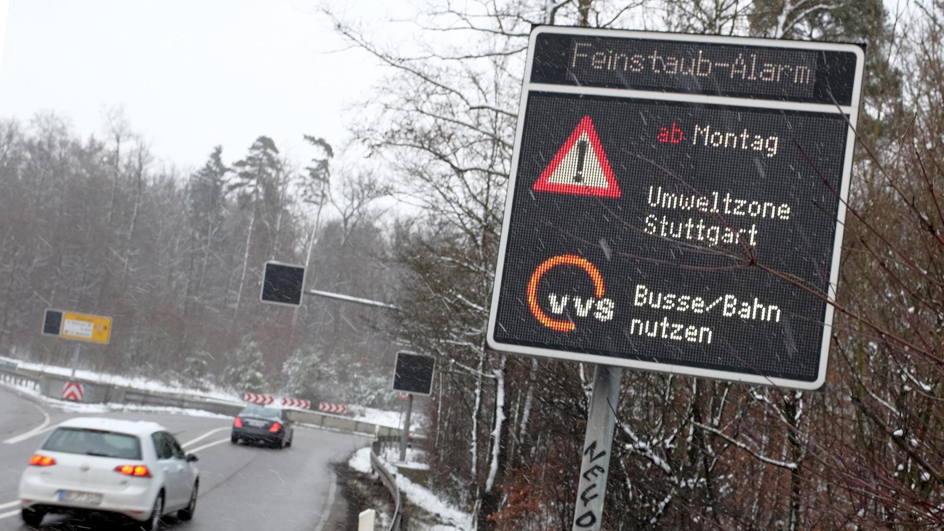 Eine digitale Anzeige weist Autofahrer an einer Straße in Stuttgart auf den Feinstaubalarm hin. Eine digitale Anzeige weist Autofahrer an einer Straße in Stuttgart auf den Feinstaubalarm hin.