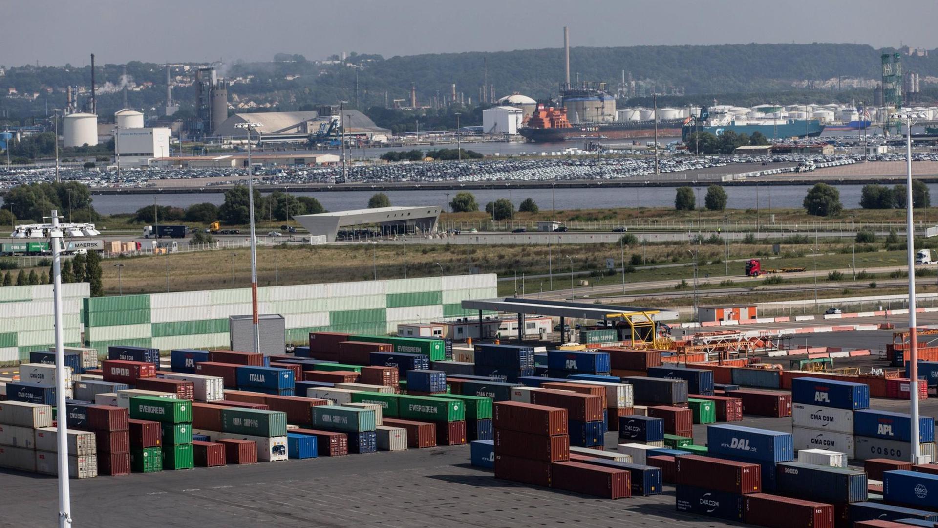 Der Seehafen von Le Havre in Frankreich mit Containern