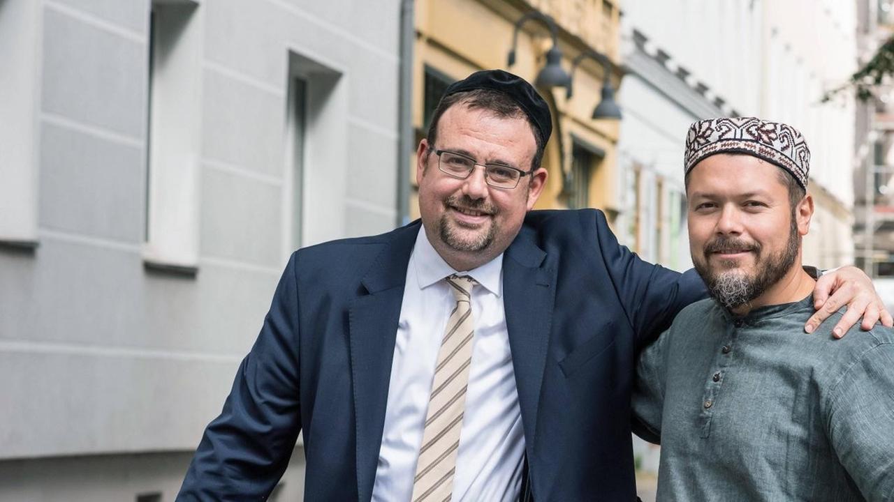 Rabbiner Elias Dray aus Amberg und Ender Cetin, islamischer Theologe aus Berlin, besuchen regelmäßig im Rahmen des Bildungs- und Begegnungsprojektes "meet2respect" Berliner Schulklassen mit mehrheitlich muslimischen Schülern. Rabbiner Elias Dray aus Amberg und Ender Cetin, islamischer Theologe aus Berlin, besuchen regelmäßig im Rahmen des Bildungs- und Begegnungsprojektes "meet2respect" Berliner Schulklassen mit mehrheitlich muslimischen Schülern.