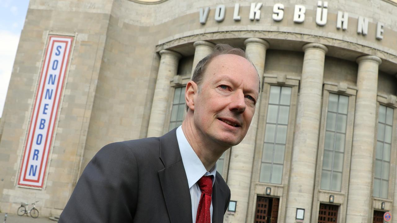 Der Satiriker Martin Sonneborn, Vorsitzender der PARTEI, vor der Volksbühne in Berlin Der Satiriker Martin Sonneborn, Vorsitzender der PARTEI, vor der Volksbühne in Berlin