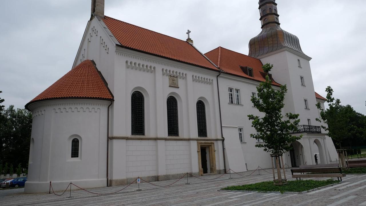 Einst bischöfliches Sommerschloss, jetzt Hotel - das Clara Futura am Rande von Prag gehört der Kirche. Einst bischöfliches Sommerschloss, jetzt Hotel - das Clara Futura am Rande von Prag gehört der Kirche.