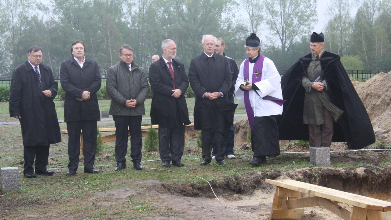 Gedenken in Weißrussland u.a.: Evangelische und katholische Geistliche, der deutsche Botschafter Peter Dettmar (3. von rechts), Markus Meckel (4. von links) 