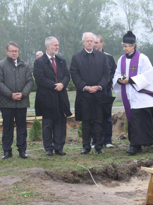 u.a.: Der ungarische evangelische Militärbischof, ein katholischer Geislicher aus der Gegend und Markus Meckel (von rechts)