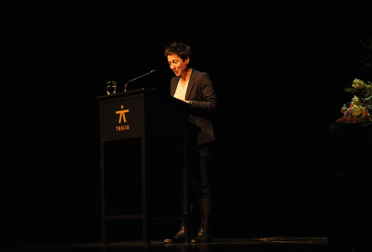 Dunja Hayali steht an einem Redepult. Dunja Hayali steht an einem Redepult.
