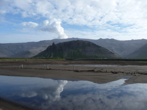 Im Krater des Eyjafjoll hat sich ein See gebildet aus dem kontinuierlich Wasserdampf aufsteigt. Im Krater des Eyjafjoll hat sich ein See gebildet aus dem kontinuierlich Wasserdampf aufsteigt.