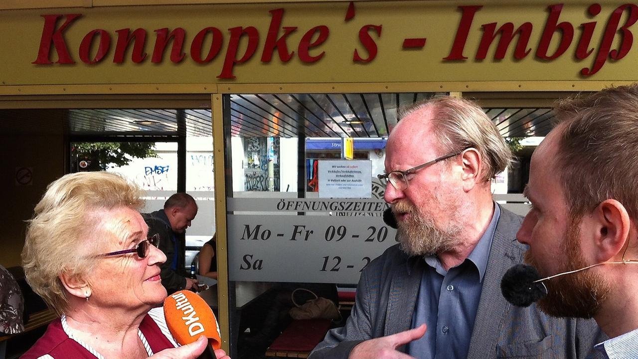 Waltraud Ziervogel, Wolfgang Thierse und Olaf Kosert vor Konnopke's Imbiß Waltraud Ziervogel, Wolfgang Thierse und Olaf Kosert vor Konnopke's Imbiß