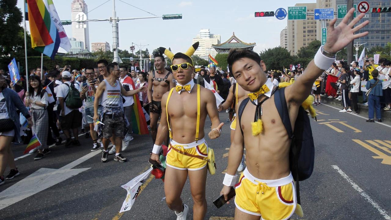 Männliche Teilnehmer bei der LGBT-Taiwan Pride mit nacktem Oberkörper. Männliche Teilnehmer bei der LGBT-Taiwan Pride mit nacktem Oberkörper.