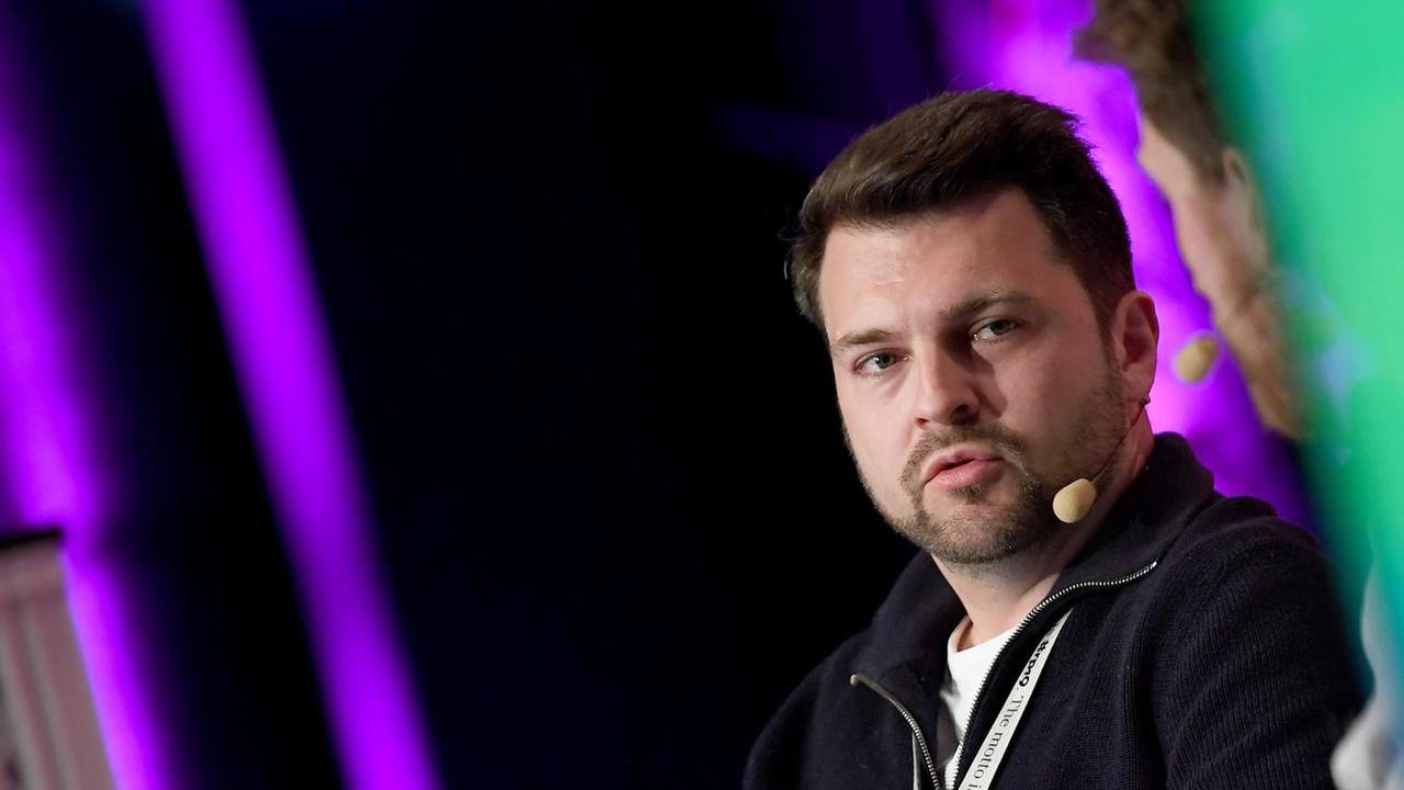 Der Autor und Schauspieler Schlecky Silberstein sitzt auf einem Podium und spricht. Der Autor und Schauspieler Schlecky Silberstein sitzt auf einem Podium und spricht.