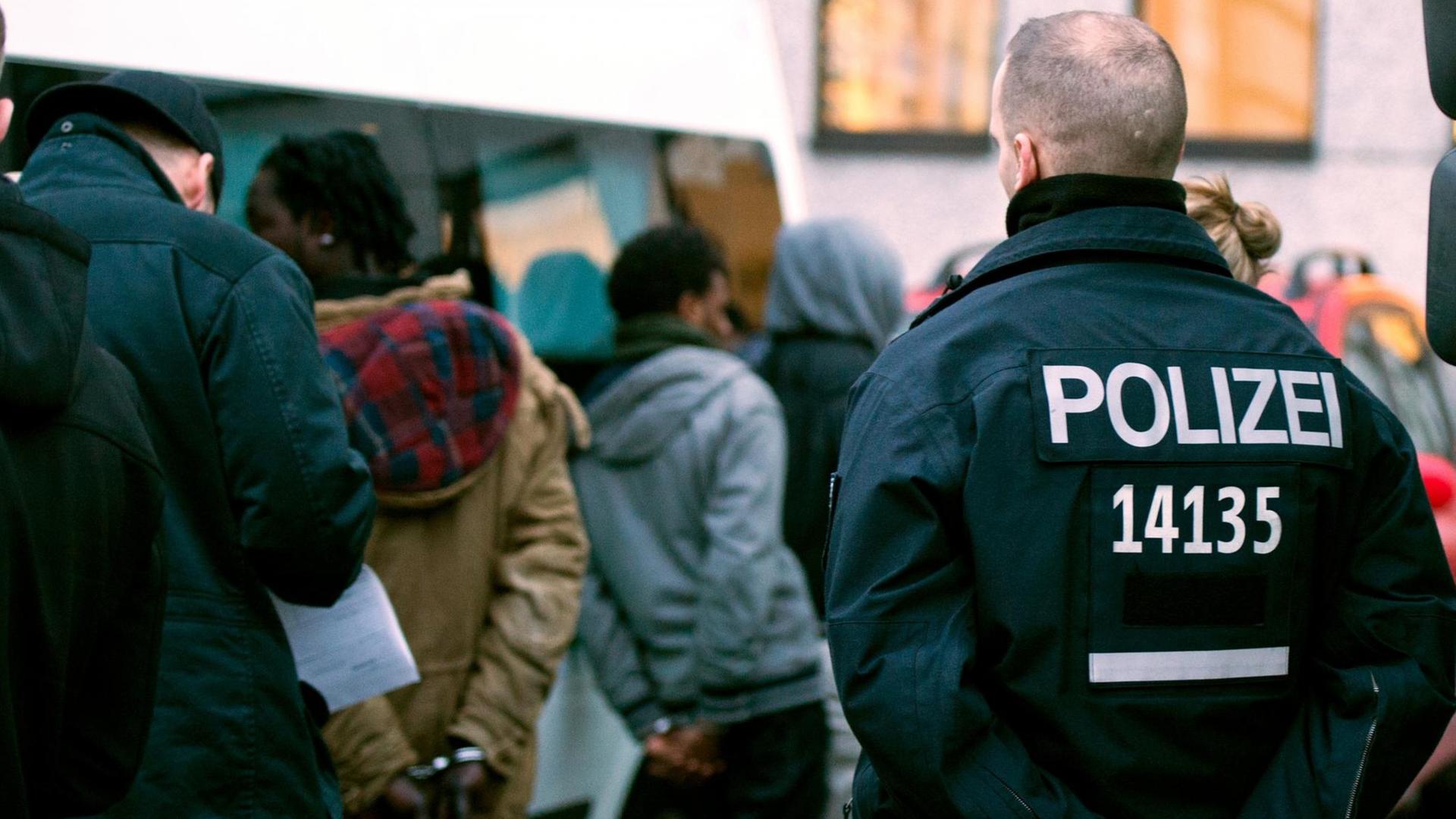Polizisten führen nach einer Razzia im Görlitzer Park in Berlin im Bezirk Kreuzberg vorläufig festgenommene, mutmaßliche Drogenhändler in Handschellen ab, aufgenommen 2014 Polizisten führen nach einer Razzia im Görlitzer Park in Berlin im Bezirk Kreuzberg vorläufig festgenommene, mutmaßliche Drogenhändler in Handschellen ab, aufgenommen 2014
