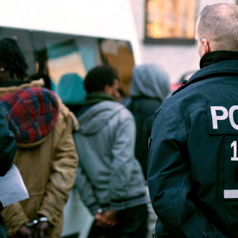 Polizisten führen nach einer Razzia im Görlitzer Park in Berlin im Bezirk Kreuzberg vorläufig festgenommene, mutmaßliche Drogenhändler in Handschellen ab, aufgenommen 2014