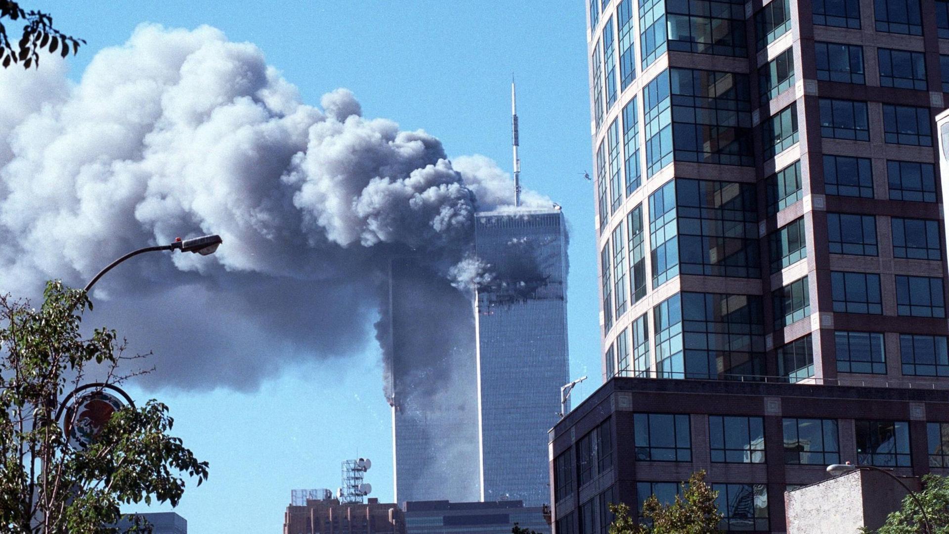 Am 11. September flogen Terroristen von Al-Kaida zwei Flugzeuge in die Zwillingstürme des World Trade Centers in New York City (USA). Am 11. September flogen Terroristen von Al-Kaida zwei Flugzeuge in die Zwillingstürme des World Trade Centers in New York City (USA).