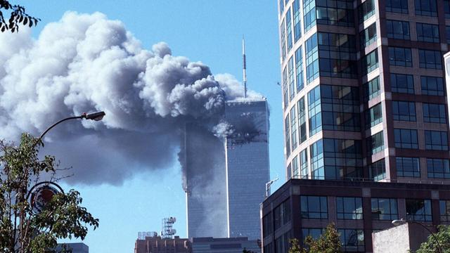 Am 11. September flogen Terroristen von Al-Kaida zwei Flugzeuge in die Zwillingstürme des World Trade Centers in New York City (USA).