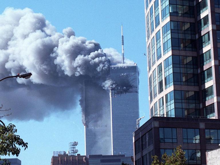 Am 11. September flogen Terroristen von Al-Kaida zwei Flugzeuge in die Zwillingstürme des World Trade Centers in New York City (USA).