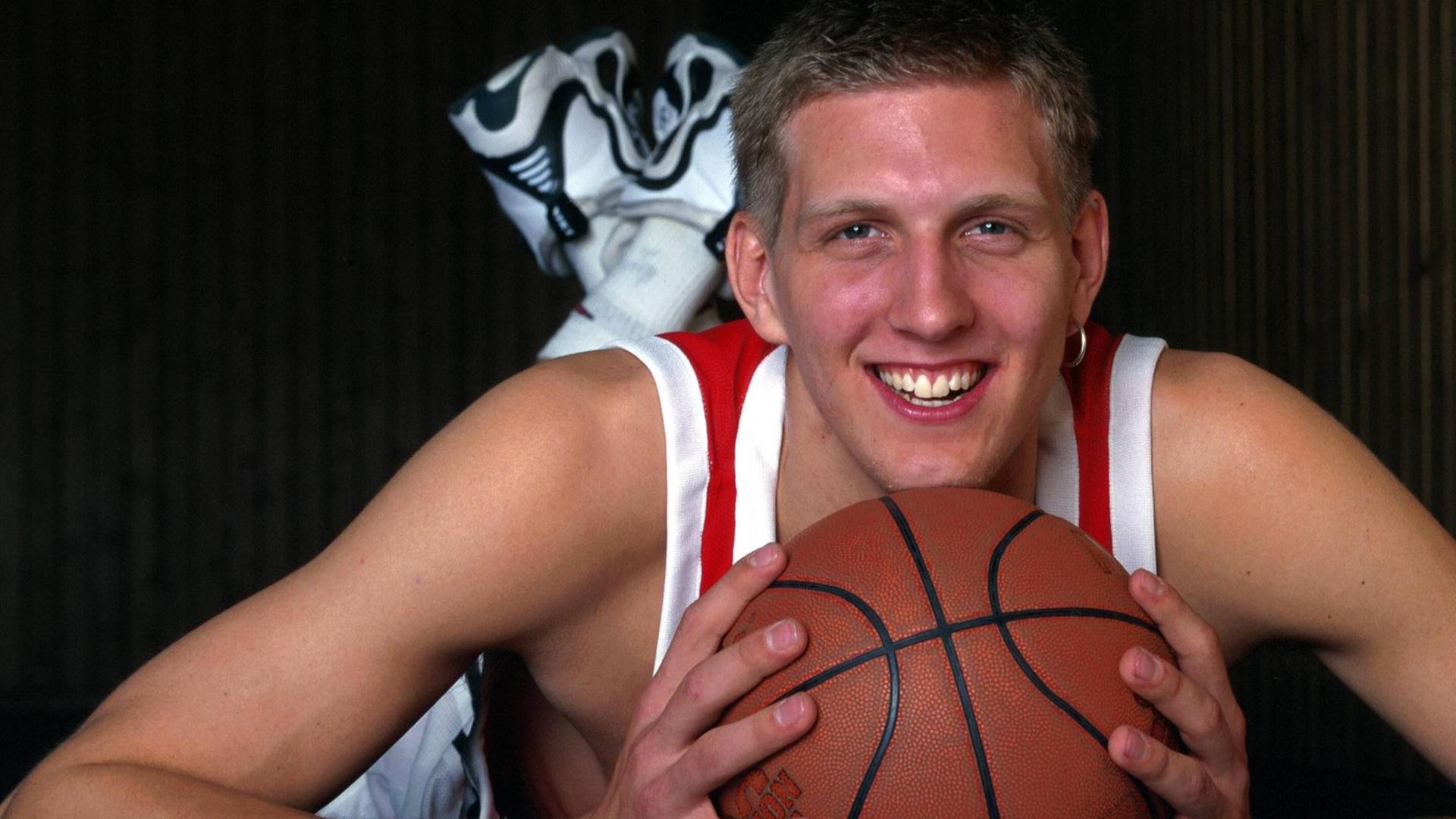 Dirk Nowitzki im Würzburg-Trikot. Dirk Nowitzki im Würzburg-Trikot.