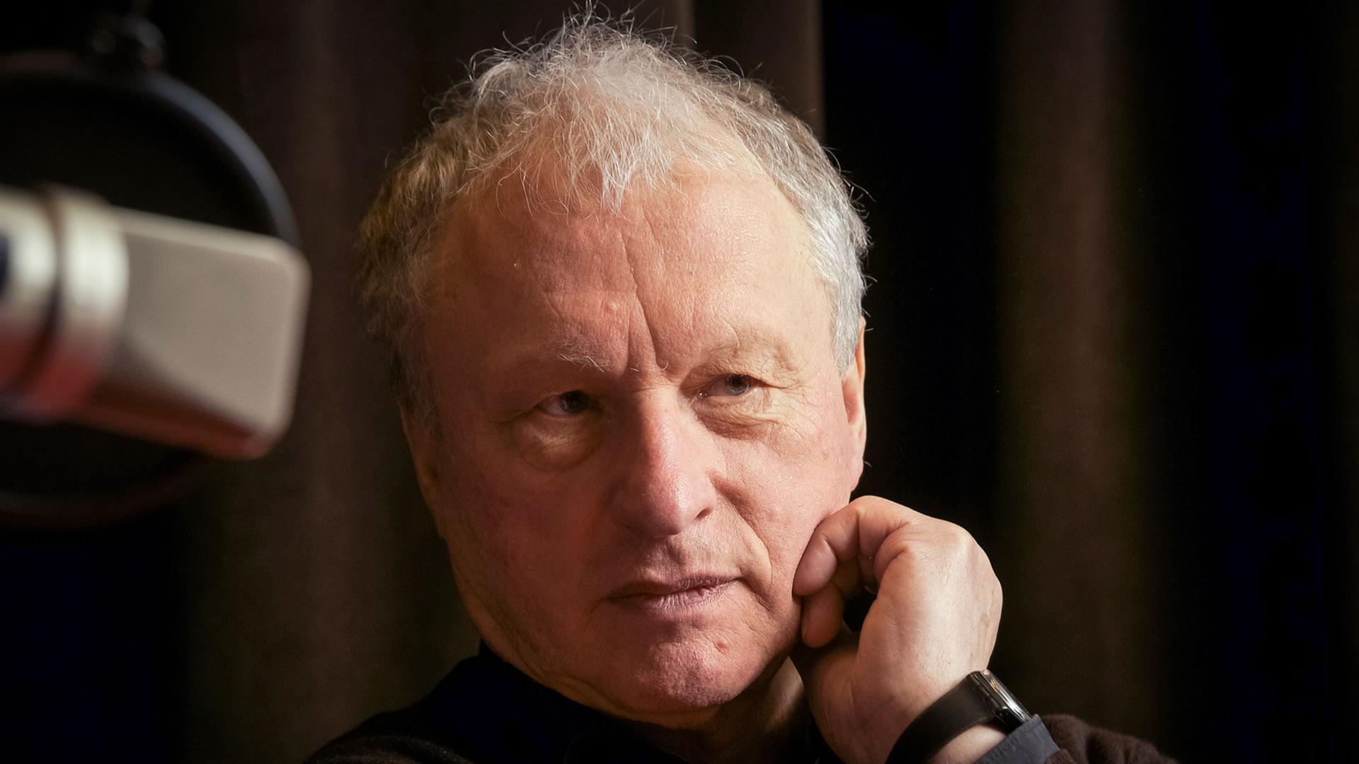 Hörspiel: "Das Tier der Zeit" Produktion DKultur 2016 Aufgenommen: 14. März 2016 im Funkhaus Berlin Regie: Leopold von Verschuer Abgebildet: Der Autor Valére Novarina Hörspiel: "Das Tier der Zeit" Produktion DKultur 2016 Aufgenommen: 14. März 2016 im Funkhaus Berlin Regie: Leopold von Verschuer Abgebildet: Der Autor Valére Novarina