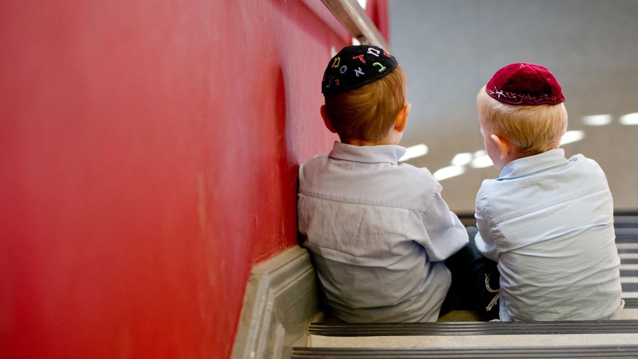 Zwei kleine Jungen mit Kippa Zwei kleine Jungen mit Kippa