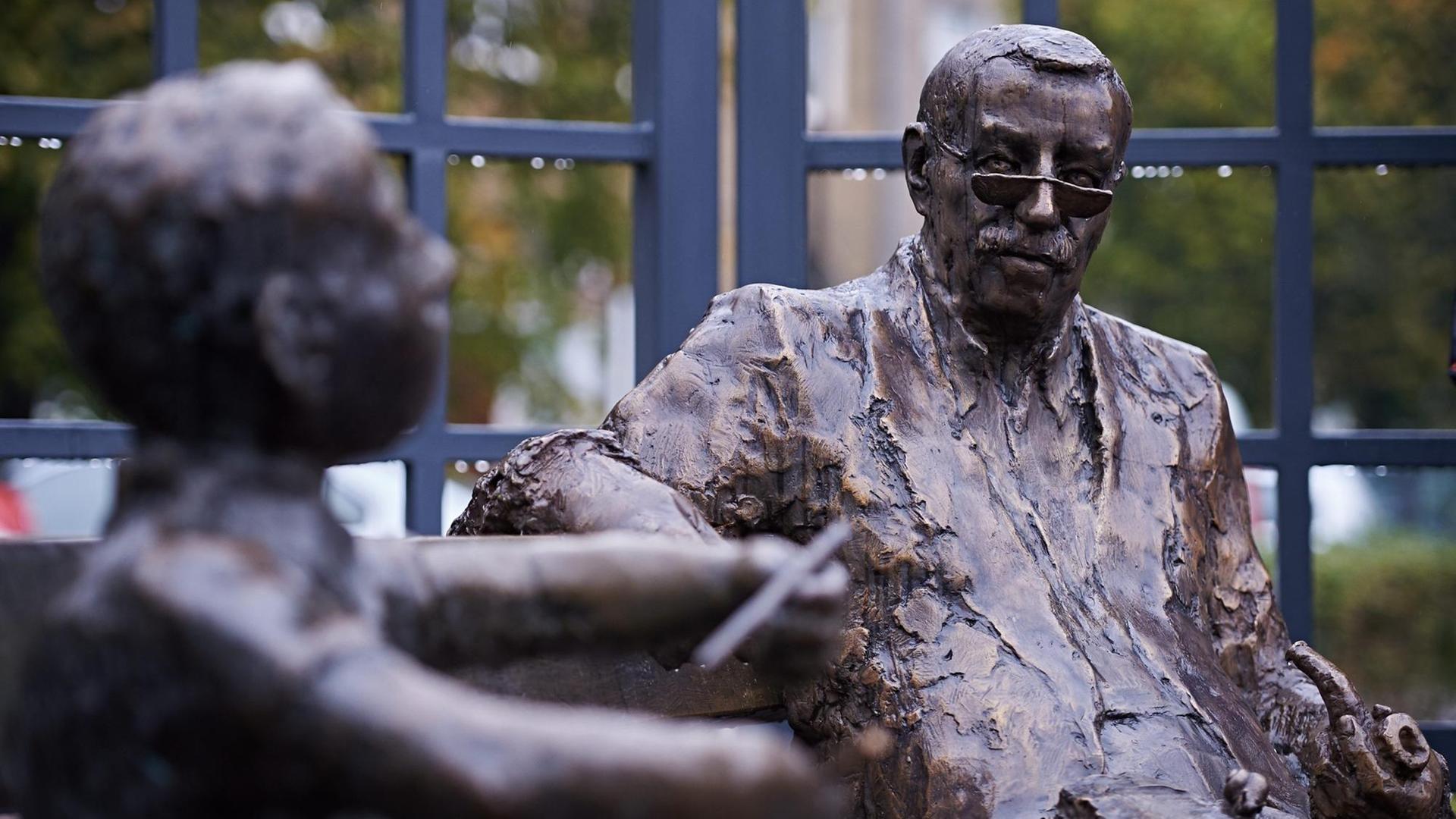 Skulptur von Günter Grass und der Romanfigur Oskar Matzerath aus "Die Blechtrommel" in Danzig Skulptur von Günter Grass und der Romanfigur Oskar Matzerath aus "Die Blechtrommel" in Danzig