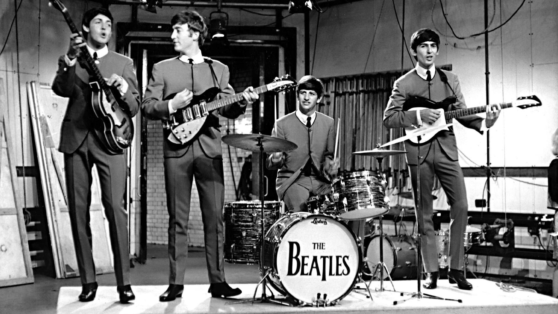 Die Beatles im Oktober 1963 in einem Fernsehstudio in London Die Beatles im Oktober 1963 in einem Fernsehstudio in London