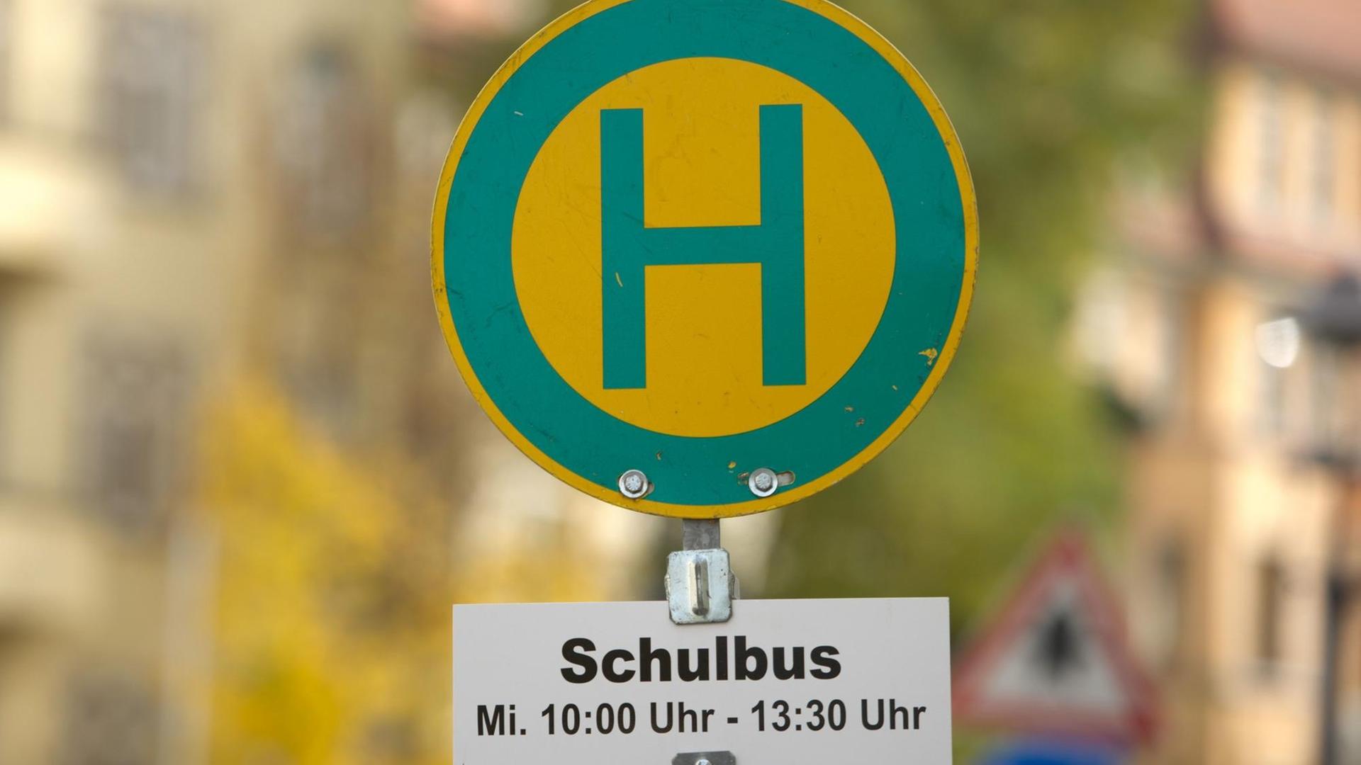 Ein Haltestellenschild für den Schulbus steht am 25.10.2013 in Dresden (Sachsen). Ein Haltestellenschild für den Schulbus steht am 25.10.2013 in Dresden (Sachsen).