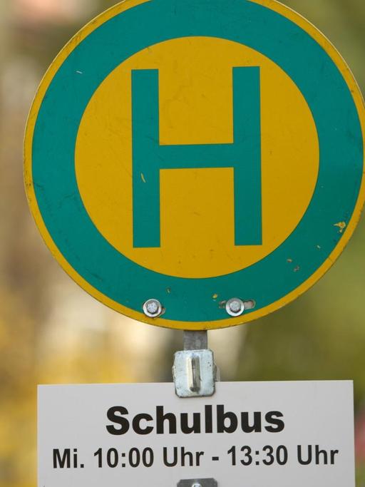 Ein Haltestellenschild für den Schulbus steht am 25.10.2013 in Dresden (Sachsen).