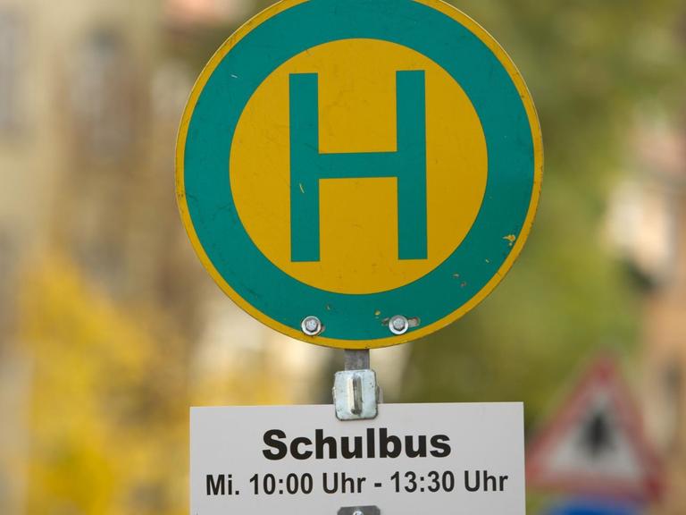Ein Haltestellenschild für den Schulbus steht am 25.10.2013 in Dresden (Sachsen).