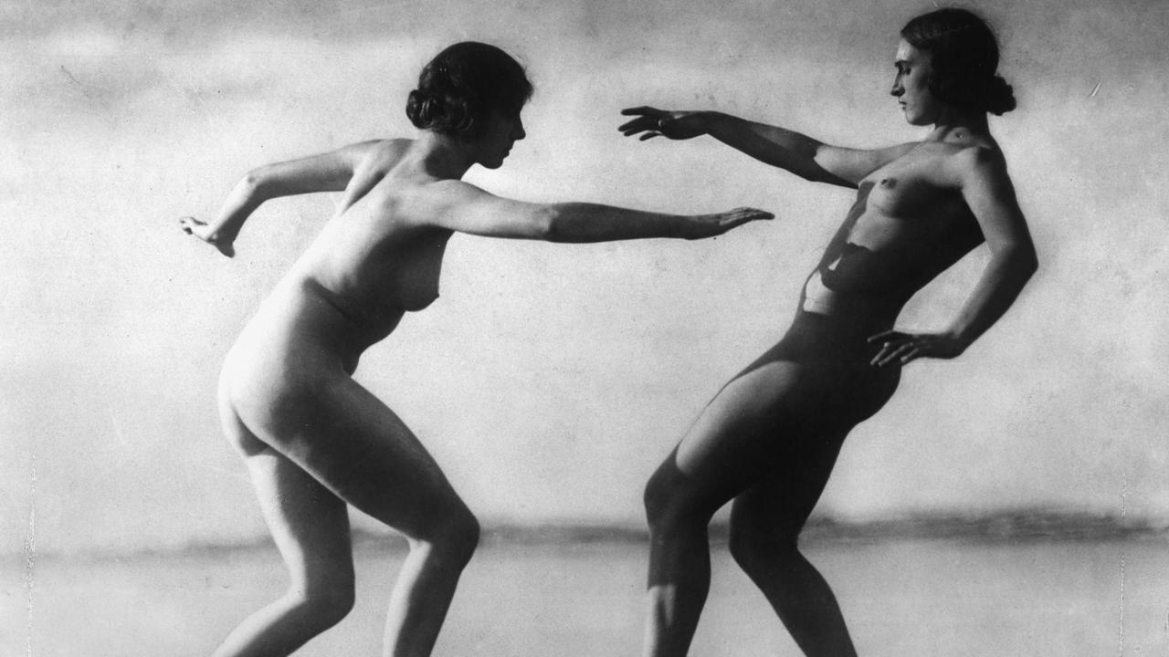 Nackte Tänzerinnen im Film: "Wege zu Kraft & Schönheit" 1924/25, Regie: Wilhelm Prager. Nackte Tänzerinnen im Film: "Wege zu Kraft & Schönheit" 1924/25, Regie: Wilhelm Prager.