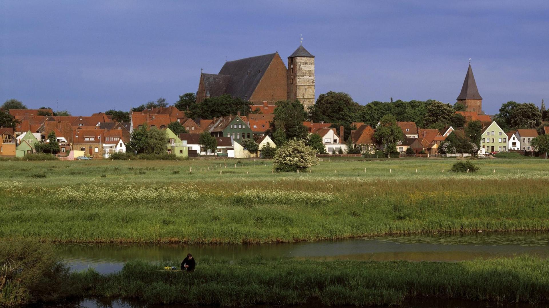 Panorame der Stadt Verden an der Aller mit dem Dom zu Verden und der Andreas-Kirche hinter den Allerwiesen. Panorame der Stadt Verden an der Aller mit dem Dom zu Verden und der Andreas-Kirche hinter den Allerwiesen.