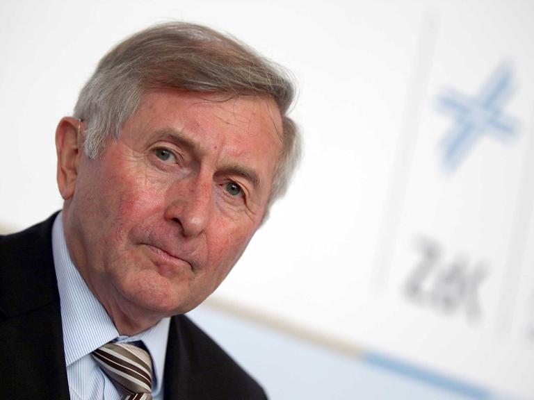 Der Präsident des Zentralkomitees der deutschen Katholiken, Alois Glück, spricht am 21.11.2014 in Bonn (Nordrhein-Westfalen). Die Herbstvollversammlung des Zentralkomitees der deutschen Katholiken (ZdK) ist in Bonn zusammengekommen.