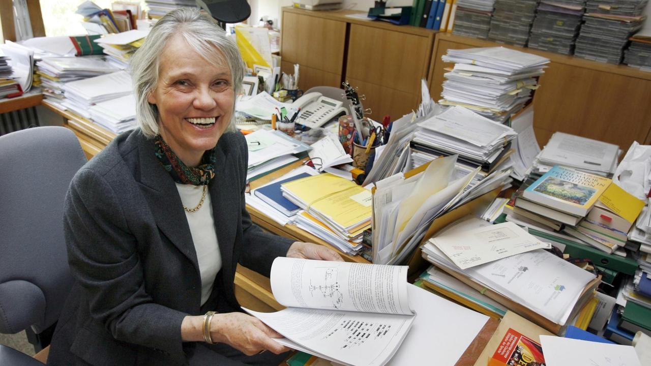 Karin Mölling, bis zu ihrer Emeritierung Direktorin des Instituts für medizinische Virologie in Zürich, hier aufgenommen im Jahr 2007 in ihrem Büro in Zürich am Schreibtisch